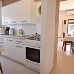 Uzelac אומאג