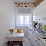 Uzelac * אומאג