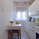Uzelac אומאג